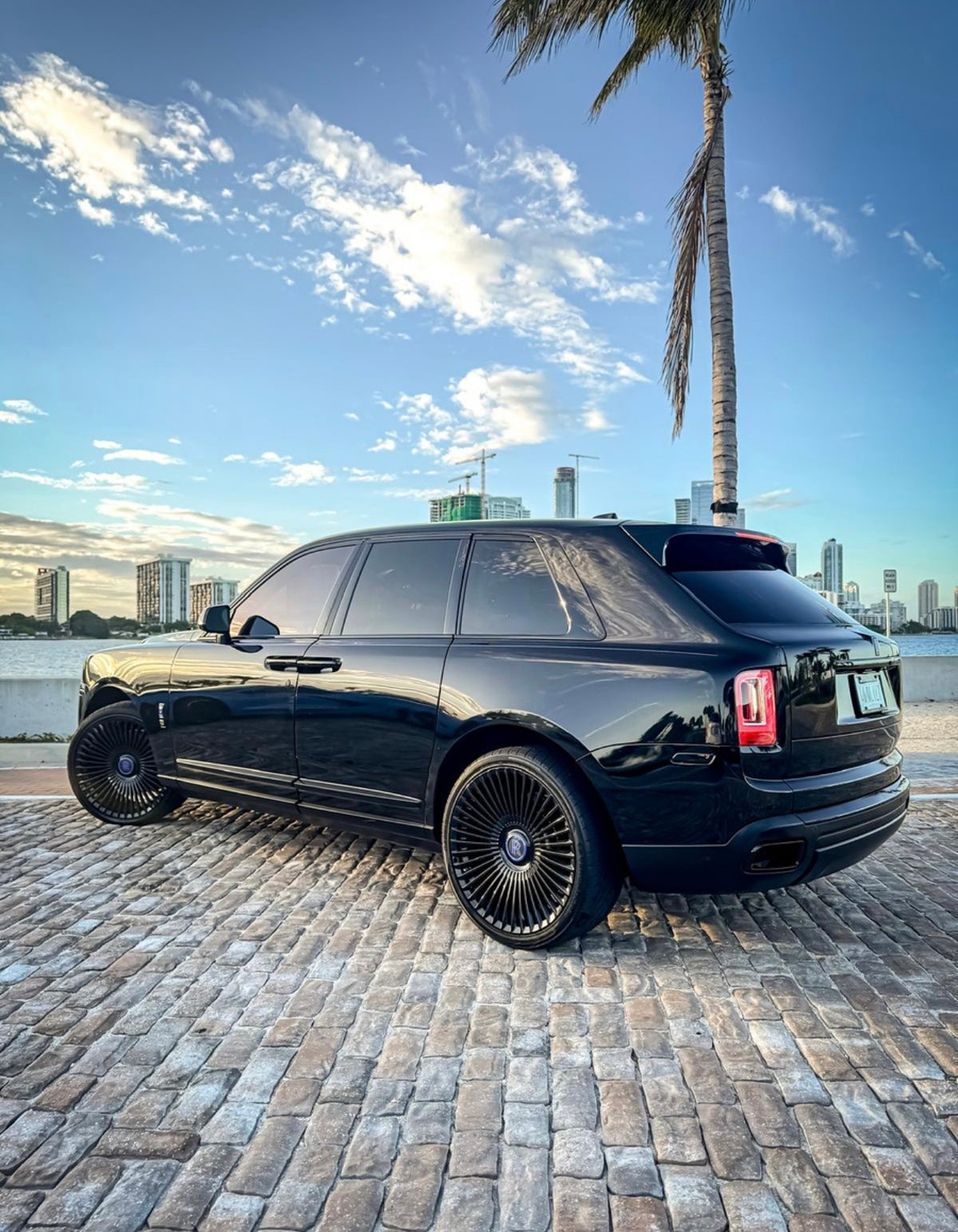 Rolls-Royce Cullinan — Black