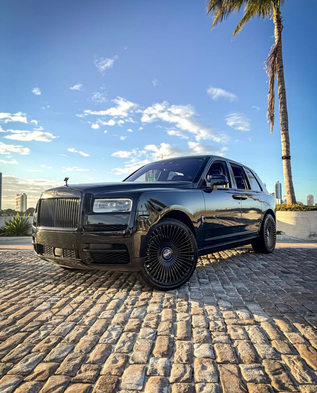 Rolls-Royce Cullinan — Black