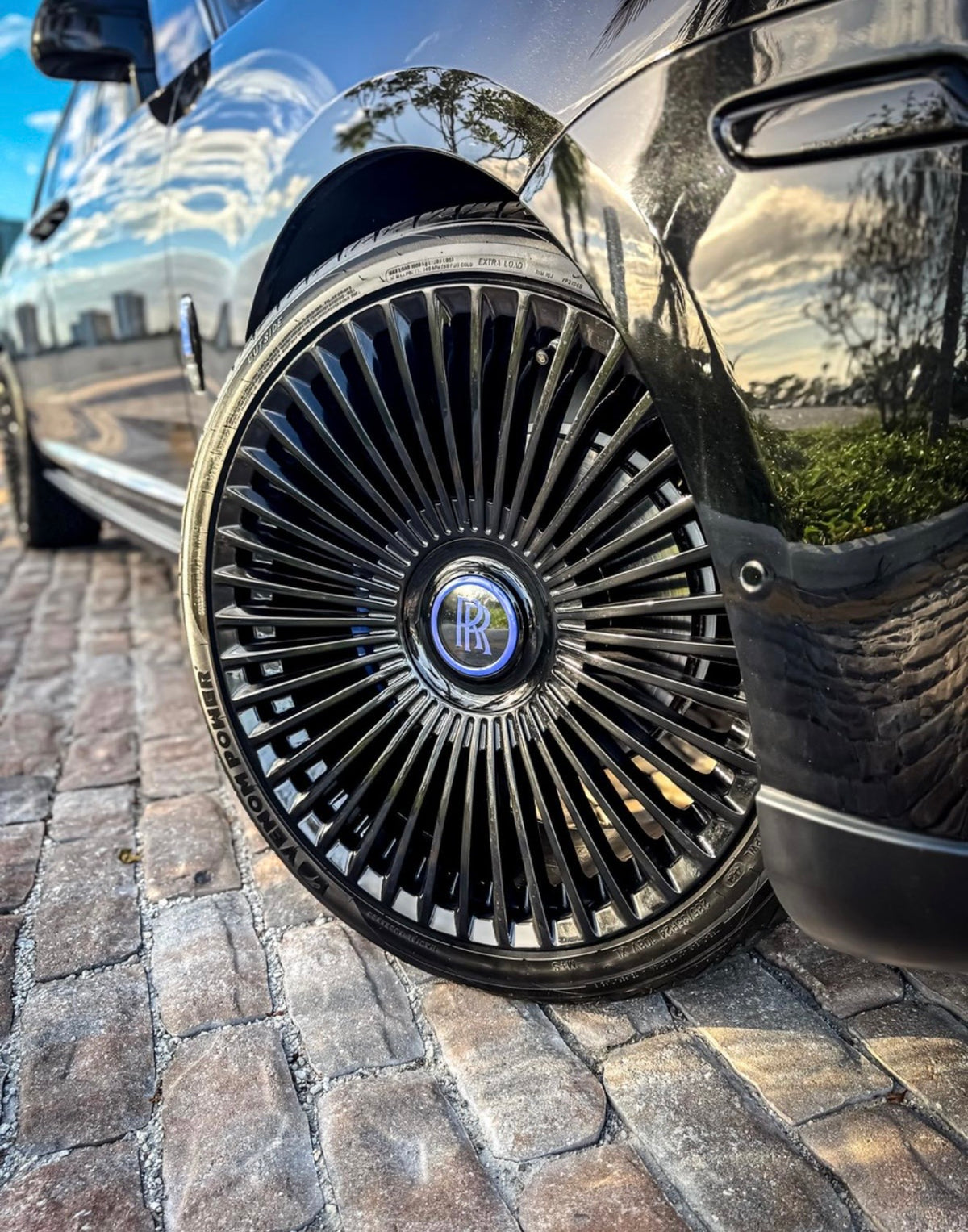 Rolls-Royce Cullinan — Black