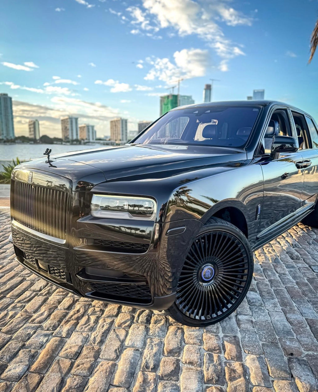 Rolls-Royce Cullinan — Black