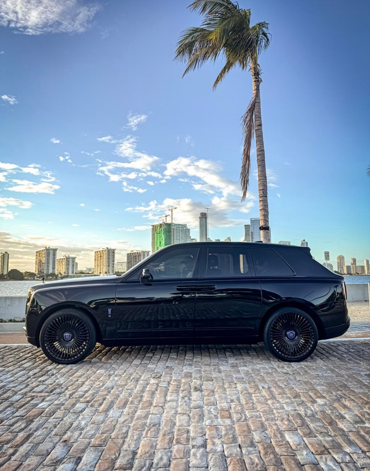 Rolls-Royce Cullinan — Black