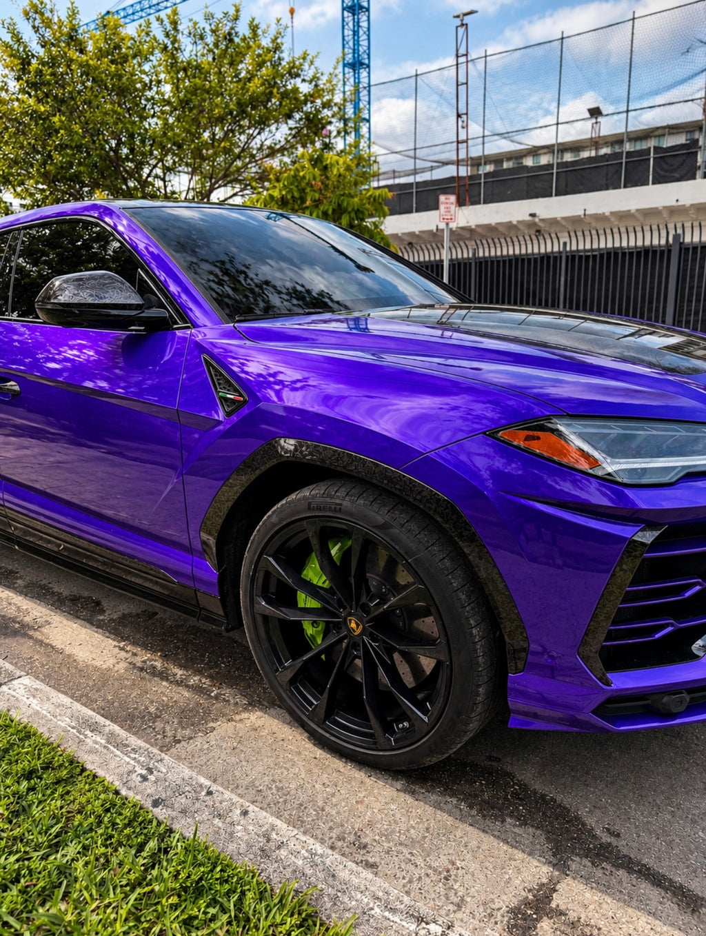 Lamborghini Urus — Purple