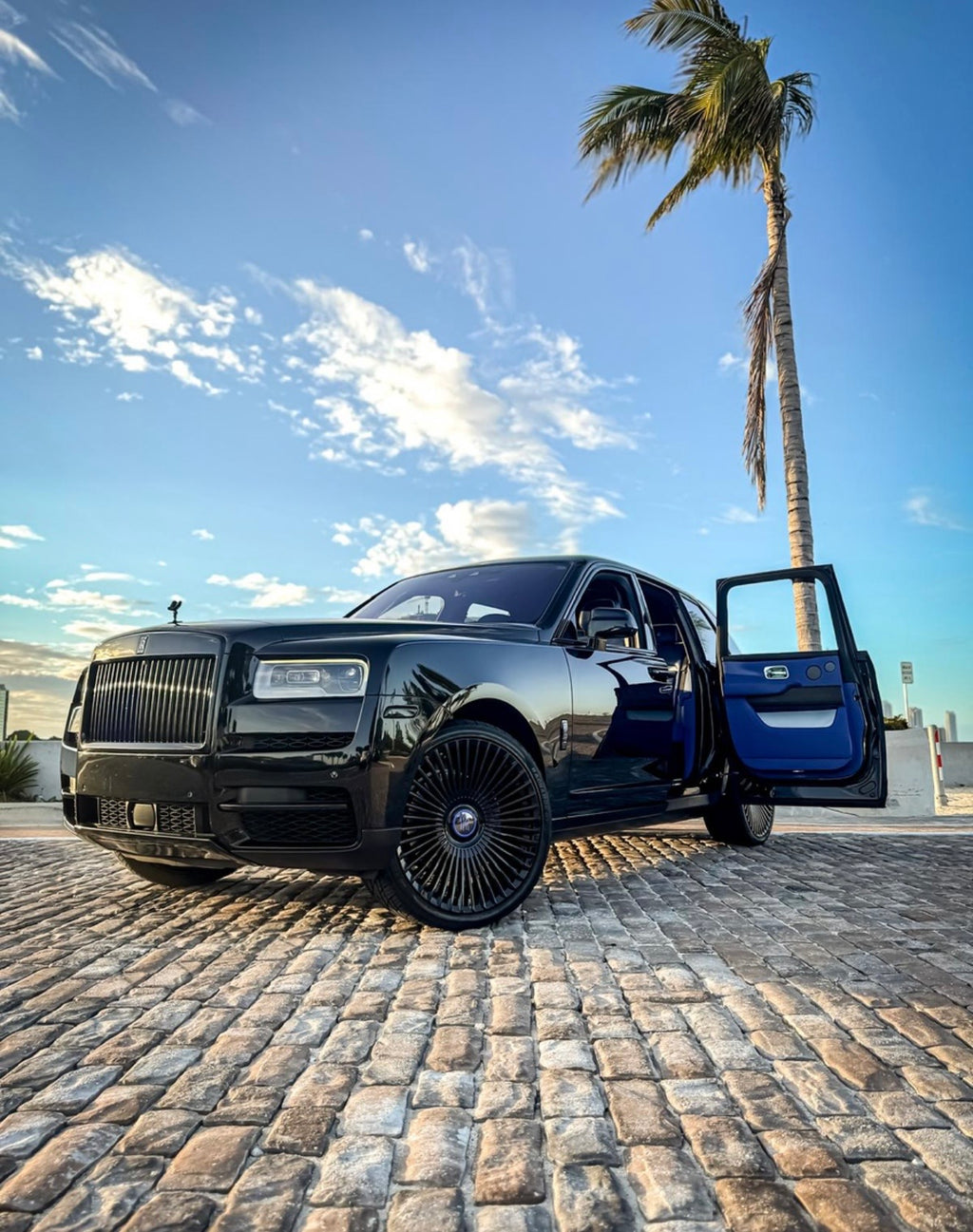 Rolls-Royce Cullinan — Black